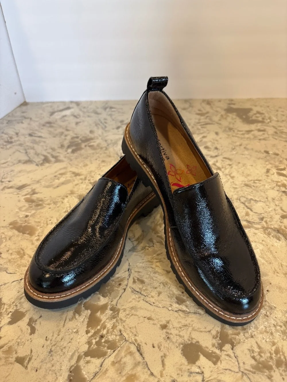 Comforting Align Lindee Black Patent Leather Lug Sole Loafers 6W
